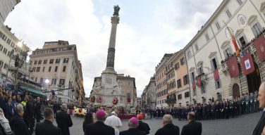 В торжество Непорочного Зачатия Папа Франциск вознес молитву у подножия статуи Девы Марии на Испанской площади Рима