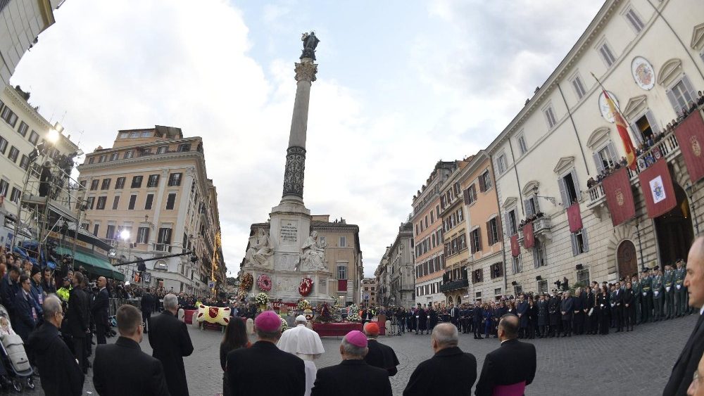 В торжество Непорочного Зачатия Папа Франциск вознес молитву у подножия статуи Девы Марии на Испанской площади Рима