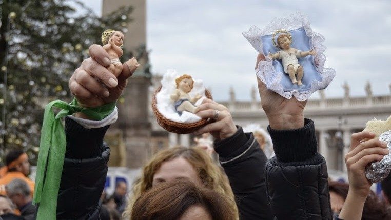 Папа Франциск благословил фигурки для Рождественского вертепа