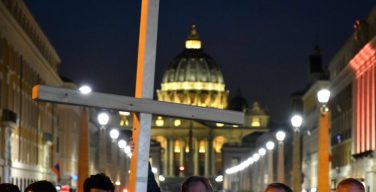 В Ватикане воздвигли крест в память о мигрантах и беженцах