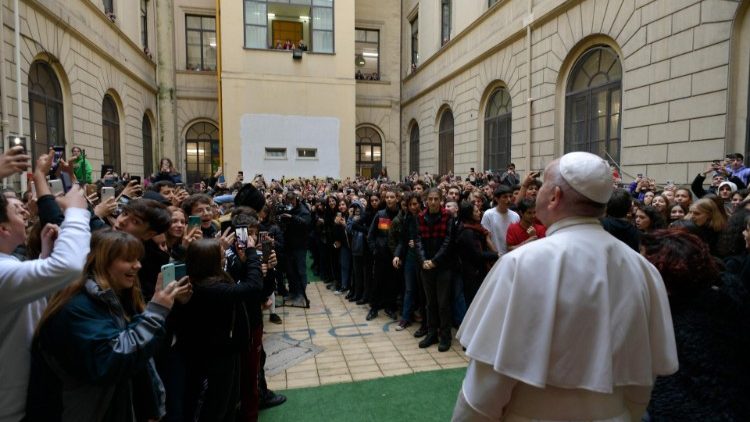 Папа Франциск неожиданно посетил римский лицей