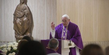 На Мессе в Доме Св. Марфы Папа Франциск предостерег от теплохладности