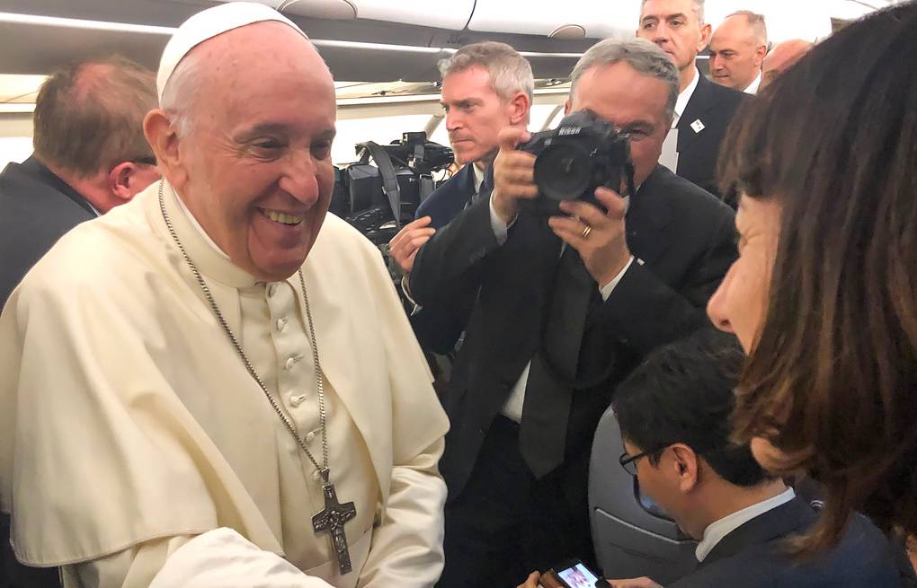 На борту с Папой Римским: что говорят и едят в самолете Понтифика?