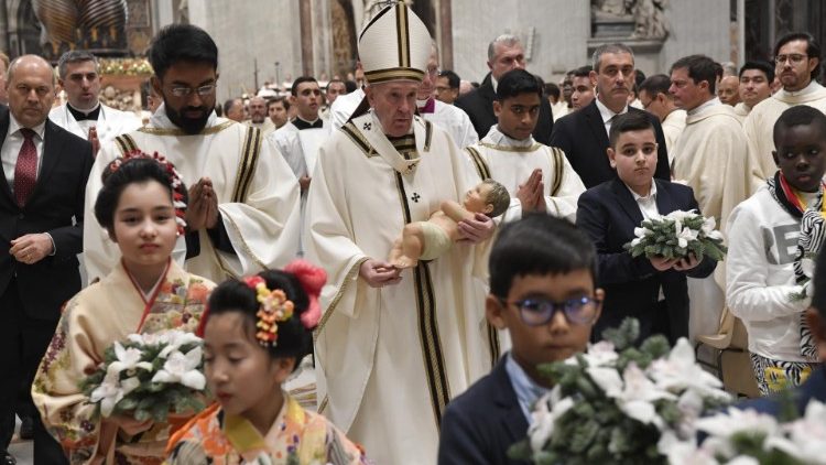 Папа Франциск возглавил ночную Рождественскую Мессу в соборе Святого Петра