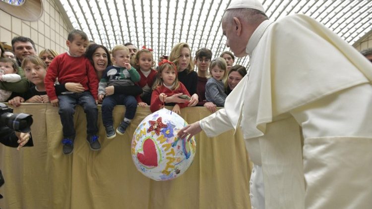 Папа Франциск провел предрождественскую встречу с сотрудниками Святого Престола и Губернаторства Града Ватикан