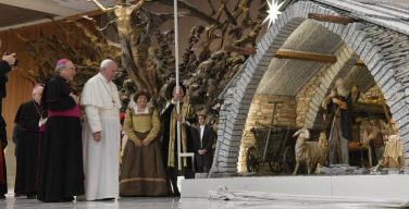 Папа Франциск принял устроителей Вертепа на площади Святого Петра