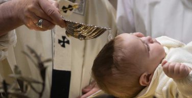 В праздник Крещения Господня Папа Франциск крестил 32 младенца