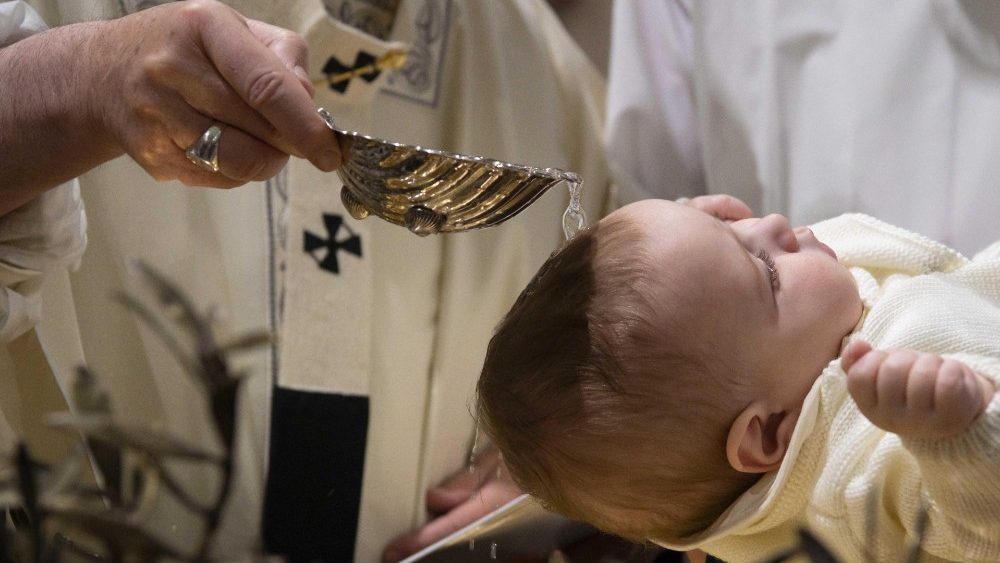 В праздник Крещения Господня Папа Франциск крестил 32 младенца