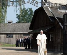 Папа Франциск призвал не забывать о Холокосте