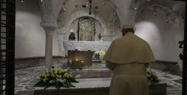 Папа Франциск принял участие в заключительном акте встречи епископов Средиземноморья и отслужил св. Мессу в базилике Святого Николая