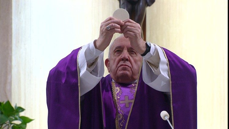 Папа Франциск отслужил Мессу в Доме Святой Марфы за больных коронавирусом
