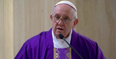Папа Франциск призвал молиться о семьях и инвалидах, которым особенно трудно в этот период