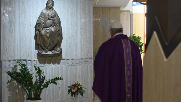 Папа Франциск помолился обо всех умерших от коронавируса
