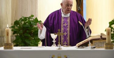 На Мессе в Доме Святой Марфы Папа Франциск напомнил, что долг священников и монахинь – помогать больным и неимущим