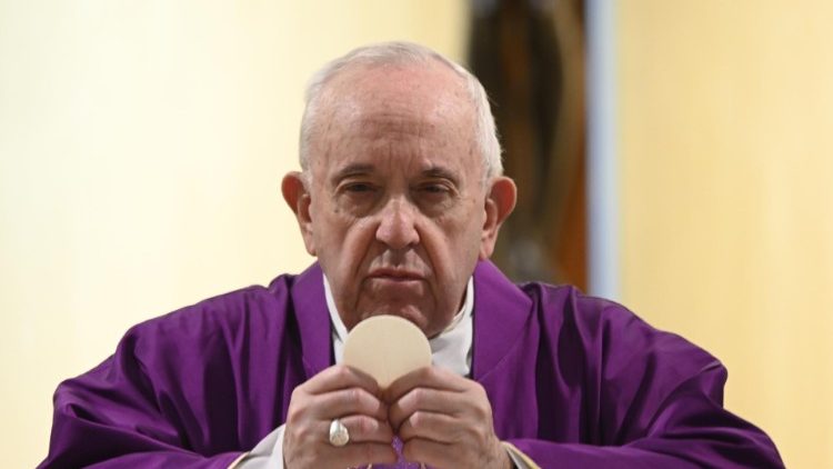 На Мессе в Доме Святой Марфы Папа Франциск призвал сделать 5-е воскресенье Великого Поста «воскресеньем плача»