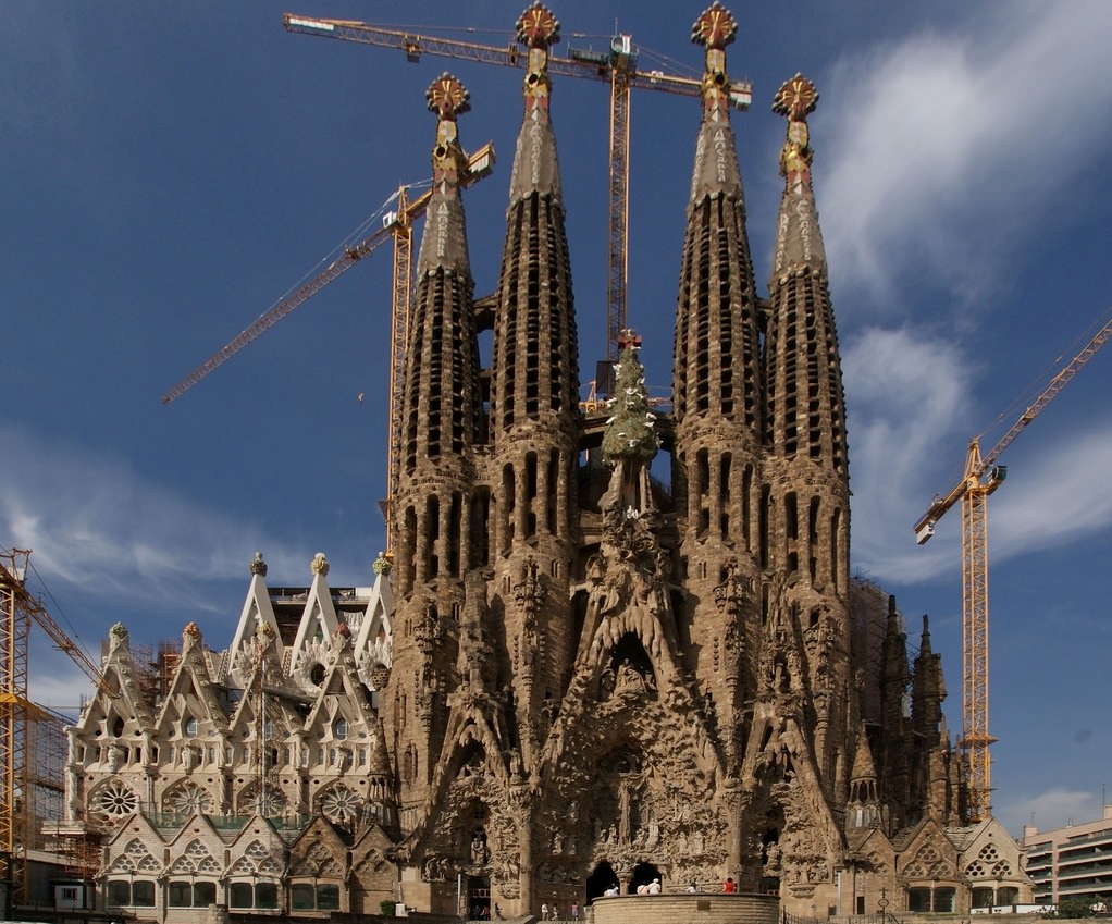 Храм Святого Семейства в Барселоне закрыли для посещений и приостановили в нем строительные работы