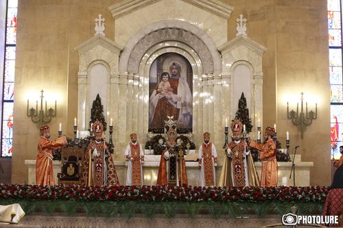 Впервые за 1719 лет существования Армянской Церкви пасхальная служба прошла без прихожан