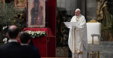 Папа Франциск возглавил Мессу Воспоминания Тайной Вечери в почти пустом соборе Святого Петра