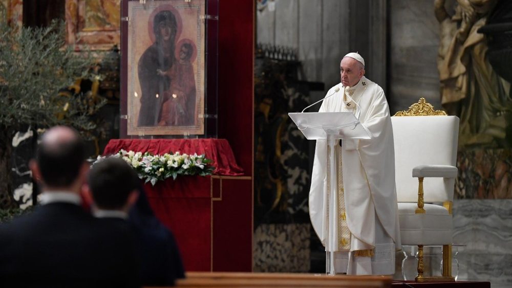 Папа Франциск возглавил Мессу Воспоминания Тайной Вечери в почти пустом соборе Святого Петра