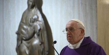 Папа Франциск на Мессе в Доме Святой Марфы: в Материнстве Богородицы мы видим материнство Церкви