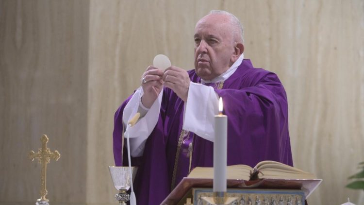 На Мессе в Доме Святой Марфы Папа Франциск призвал не поддаваться искушениям