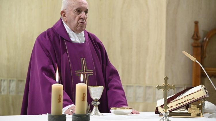 На Мессе в Доме Святой Марфы Папа Франциск помолился о жертвах несправедливого осуждения