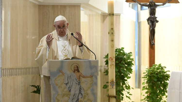 На Мессе в понедельник Светлой седмицы Папа Франциск указал на существующий выбор между радостью воскресения и желанием возвратиться в гробницу