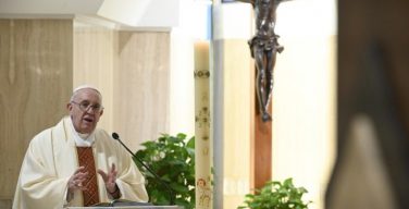 На Мессе в Доме Святой Марфы Папа Франциск призвал каждого из христиан задуматься, живет ли он во свете или во тьме