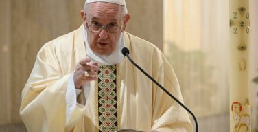 На Мессе в Доме Святой Марфы Папа Франциск помолился о семьях, переживающих кризис, и об обращении ростовщиков
