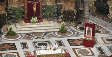 Папа Франциск на Мессе Святой Пасхальной Ночи: возвещать жизнь во времена смерти