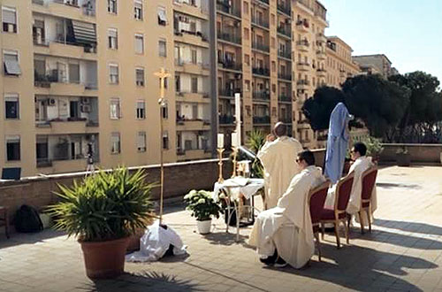 Римский священник совершил Пасхальную Мессу на крыше своей церкви