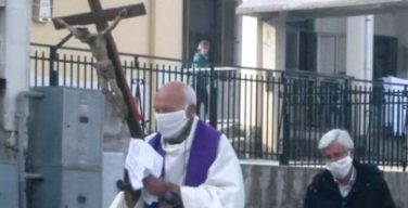 В Италии полиция оштрафовала священника за крестный ход