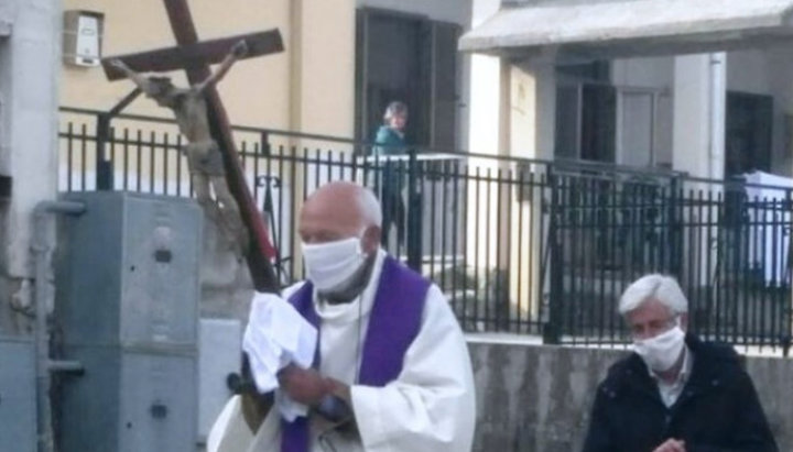 В Италии полиция оштрафовала священника за крестный ход