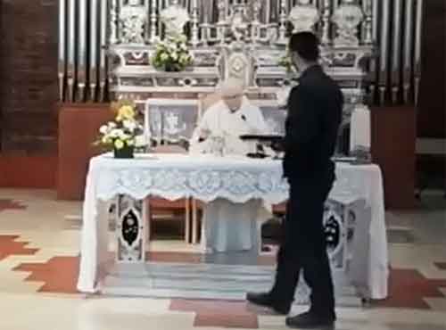 Итальянский священник отказался прервать Мессу по требованию полиции