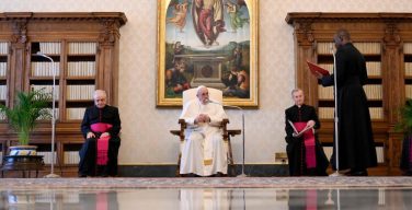 Папа Франциск в ходе катехезы на общей аудиенции 20 мая назвал молитву «вратами надежды»
