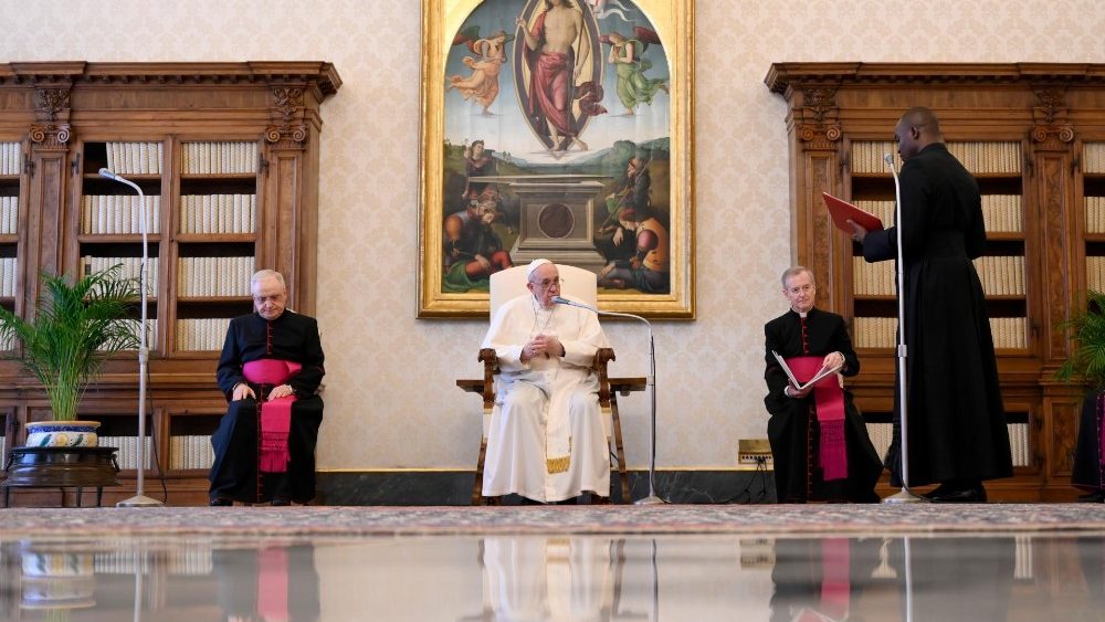 Папа Франциск в ходе катехезы на общей аудиенции 20 мая назвал молитву «вратами надежды»