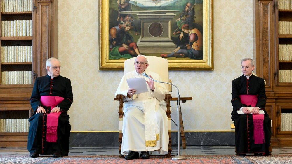 На общей аудиенции Папа Франциск назвал молитву «оазисом возрождения в пустыне ненависти»