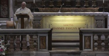 Папа Франциск возглавил святую Мессу в день 100-летия со дня рождения святого Папы Иоанна Павла II