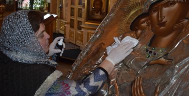 В России православные храмы возобновляют работу на фоне продолжающейся пандемии коронавируса
