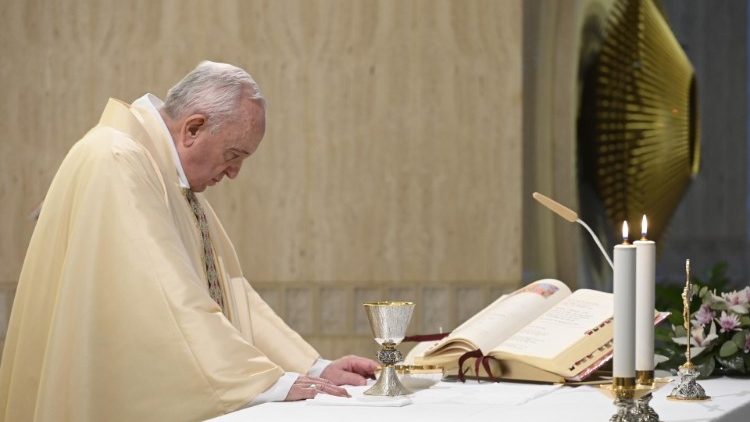В воскресенье Доброго Пастыря Папа Франциск помолился о священниках и врачах