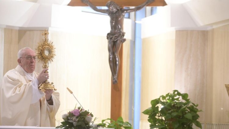 На Мессе в Доме Святой Марфы Папа Франциск призвал не бояться Света Христова