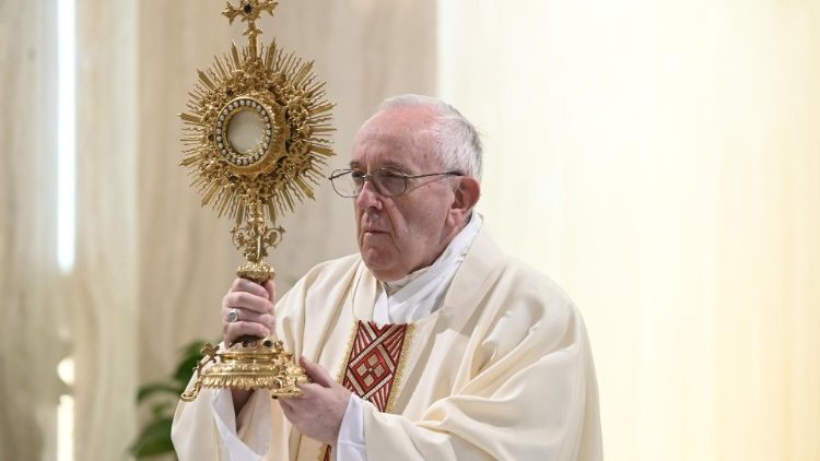 На Мессе в Доме Святой Марфы Папа Франциск размышлял о мире человеческом и мире Господнем