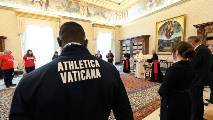 Папа Франциск принял на личной аудиенции небольшую группу спортсменов и призвал их  «бежать вместе»