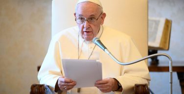 На общей аудиенции 10 июня Папа Франциск назвал борьбу Иакова с Богом метафорой молитвы