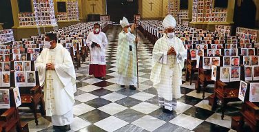 Перуанский католический архиепископ совершил Мессу перед фотографиями умерших от коронавируса людей