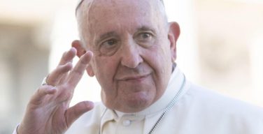 Папа Франциск передал около двух миллионов евро на борьбу в пандемией