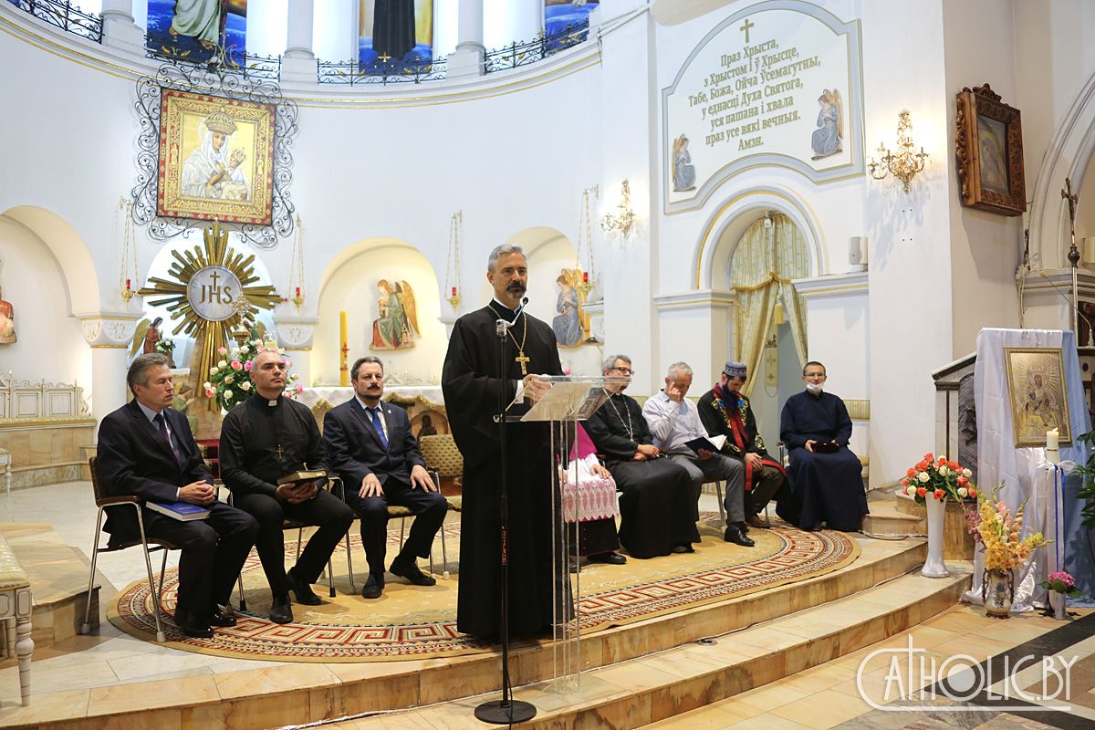 Представители различных религий молились о мире в Белоруссии по-белорусски, по-еврейски и по-арабски