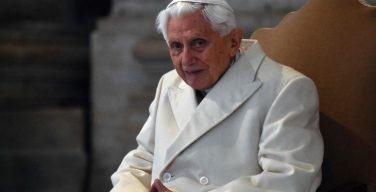 Бенедикт XVI пошел на поправку