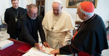 Итальянские епископы вручили Папе новый Миссал