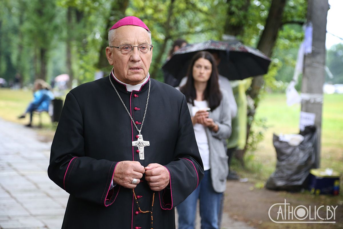 Архиепископа Тадеуша Кондрусевича лишили белорусского паспорта